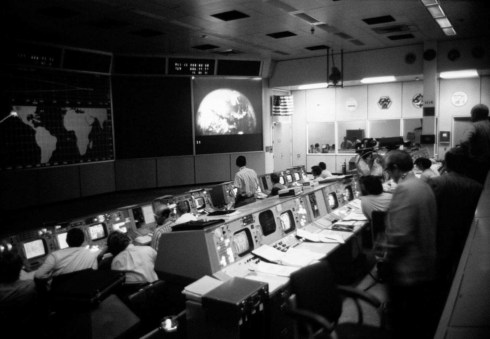 Contrôleurs de la NASA à leurs consoles pendant la mission Apollo 16
