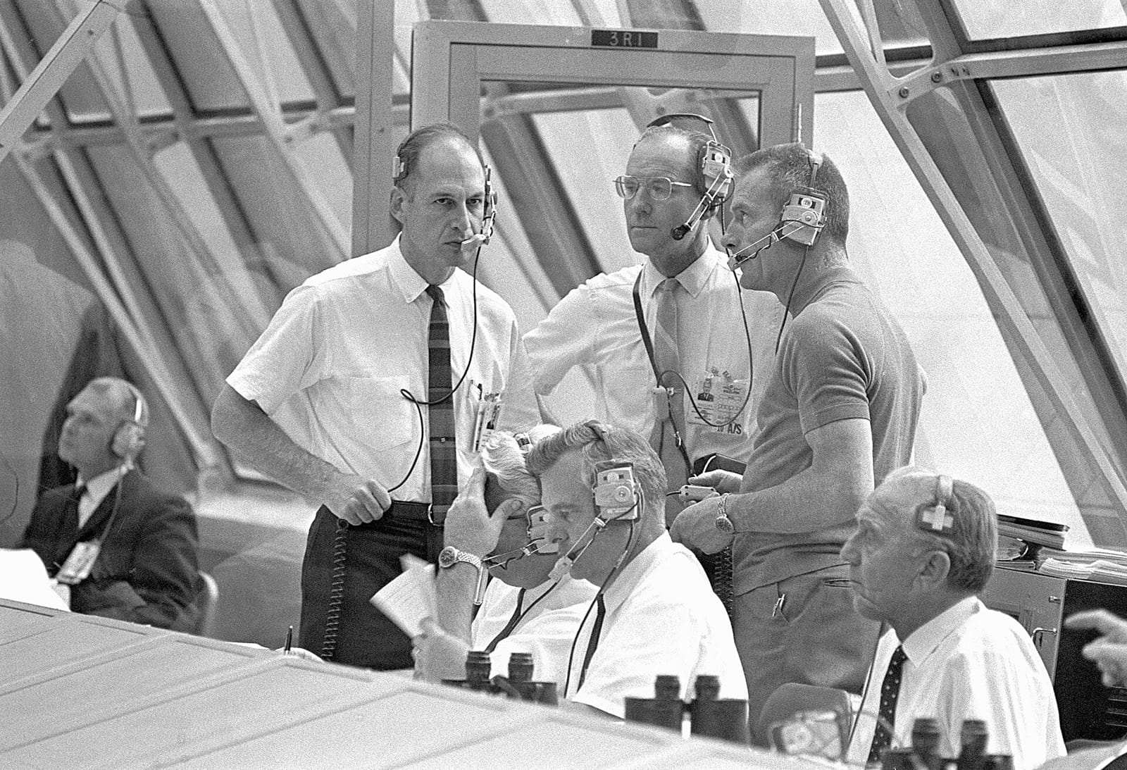 Officiels de la mission Apollo 10 suivent les opérations de prélancement dans la salle de tir 3 du centre de contrôle de lancement.