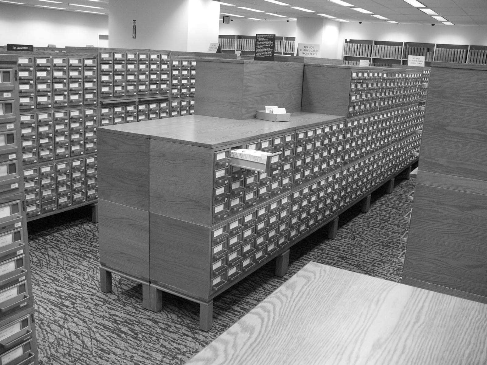Tiroirs de fiches cartonnées du catalogue des droits d’auteur de la Bibliothèque du Congrès, à Washington.