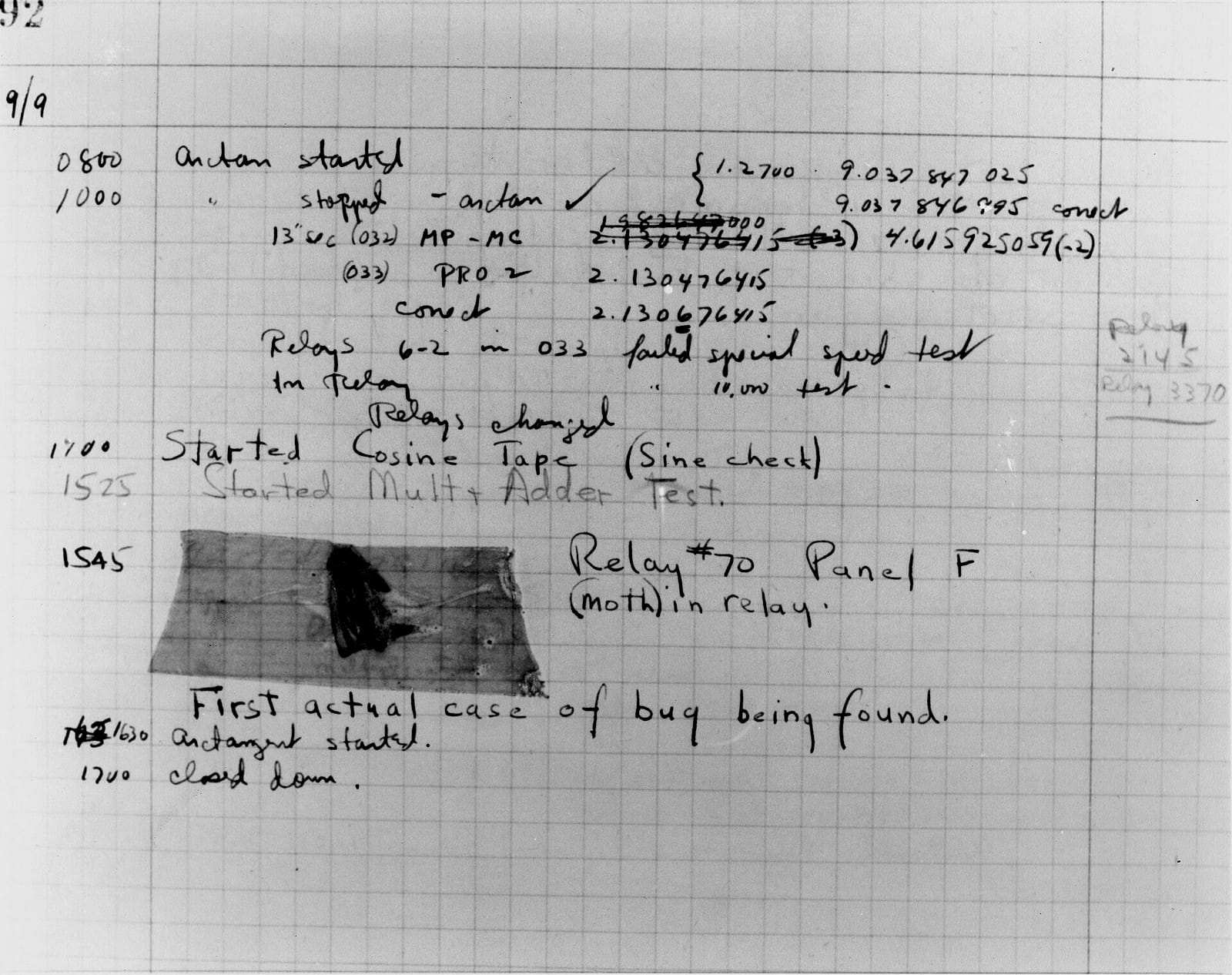 Page d’un journal de bord de 1947 où un insecte est scotché à côté de la mention « First actual case of bug being found »