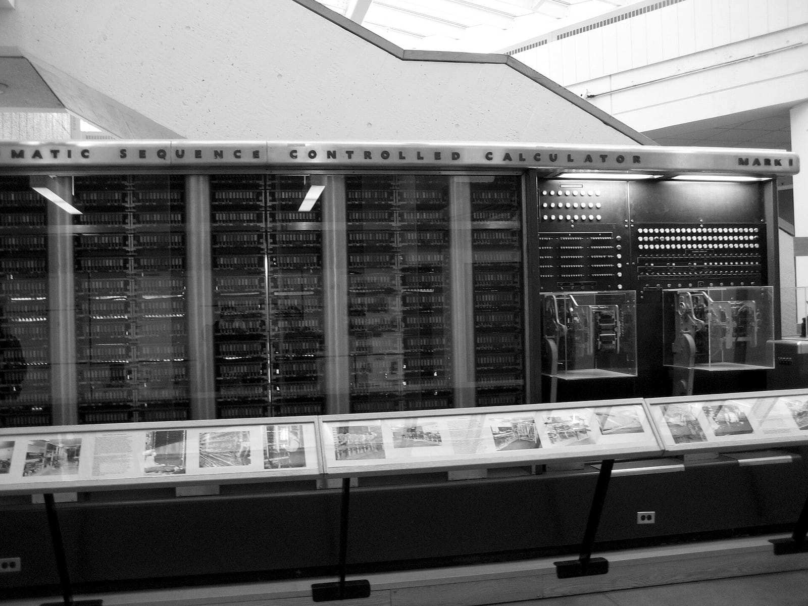 Les panneaux et lecteurs de bandes du calculateur Harvard Mark I