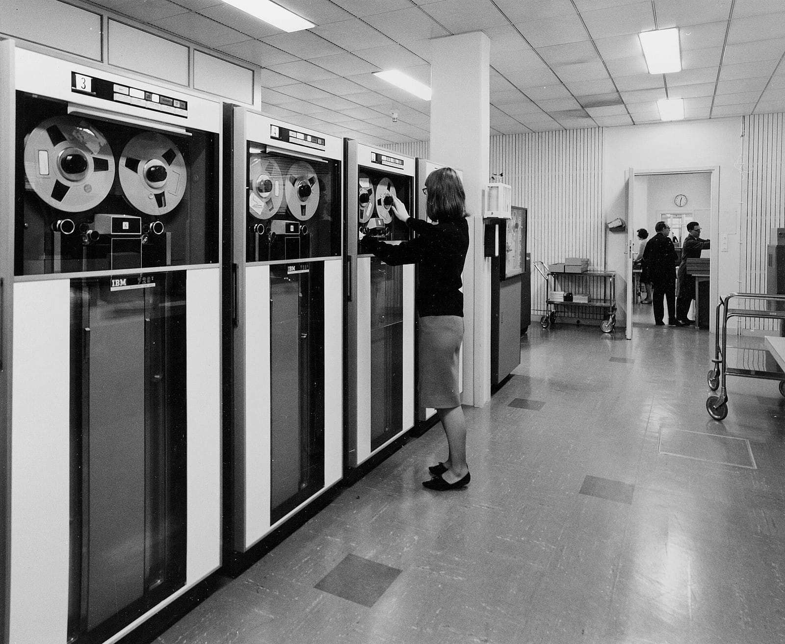 Rangée de dérouleurs de bandes magnétiques IBM 729 dans le centre de calcul de Postgirot