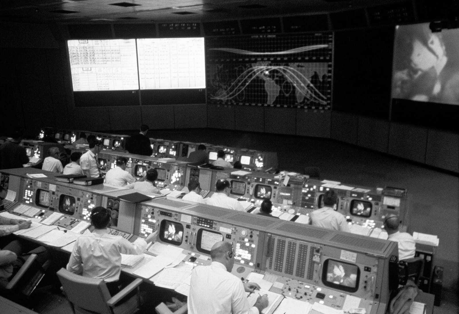 Salle de contrôle de mission de la NASA pendant Apollo 9, contrôleurs à leurs consoles