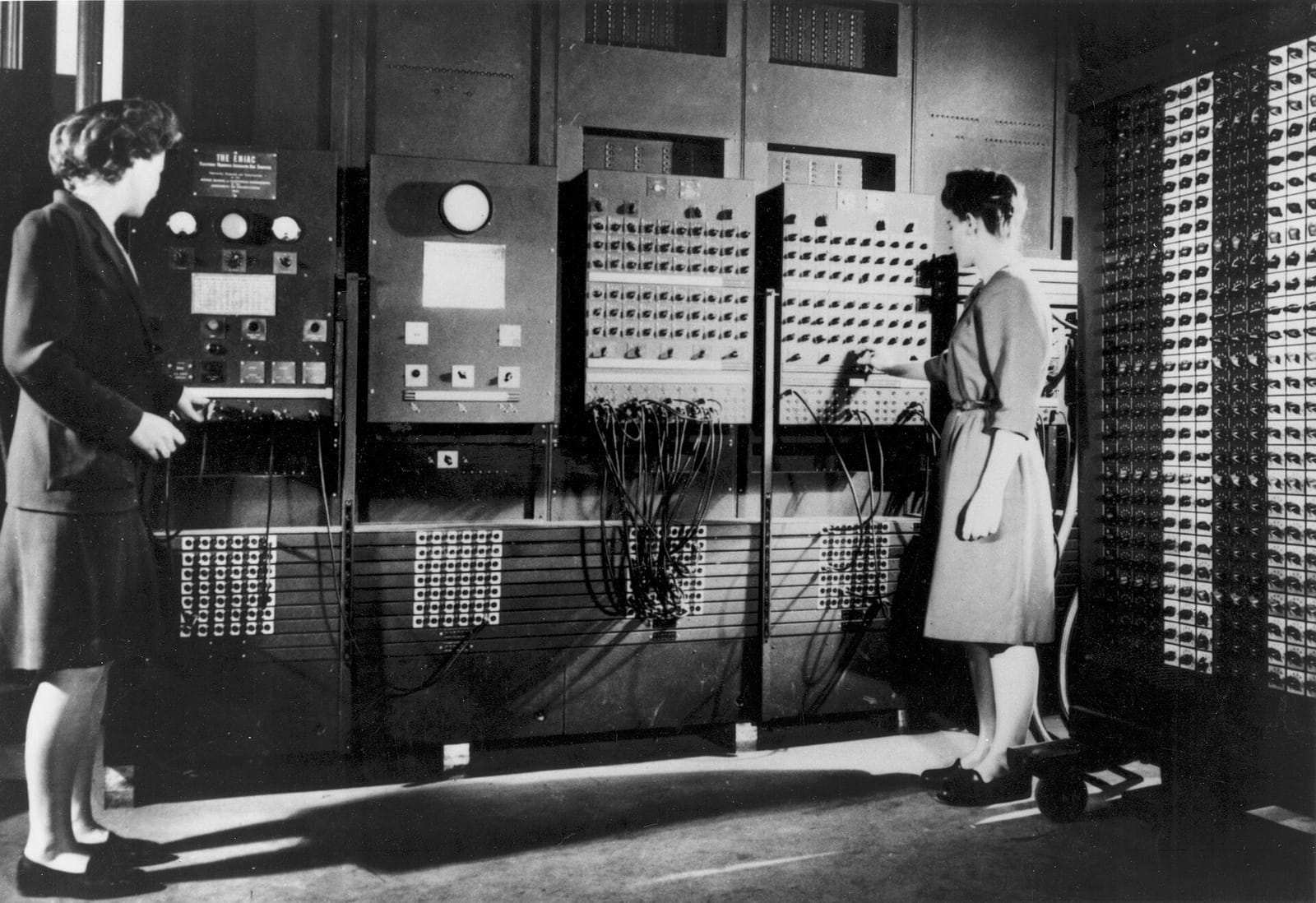 Deux opératrices règlent les panneaux de l’ENIAC
