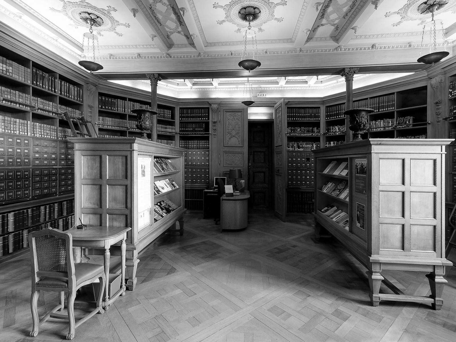 Salle des catalogues de la bibliothèque Mazarine à Paris, meubles à fiches et rayonnages