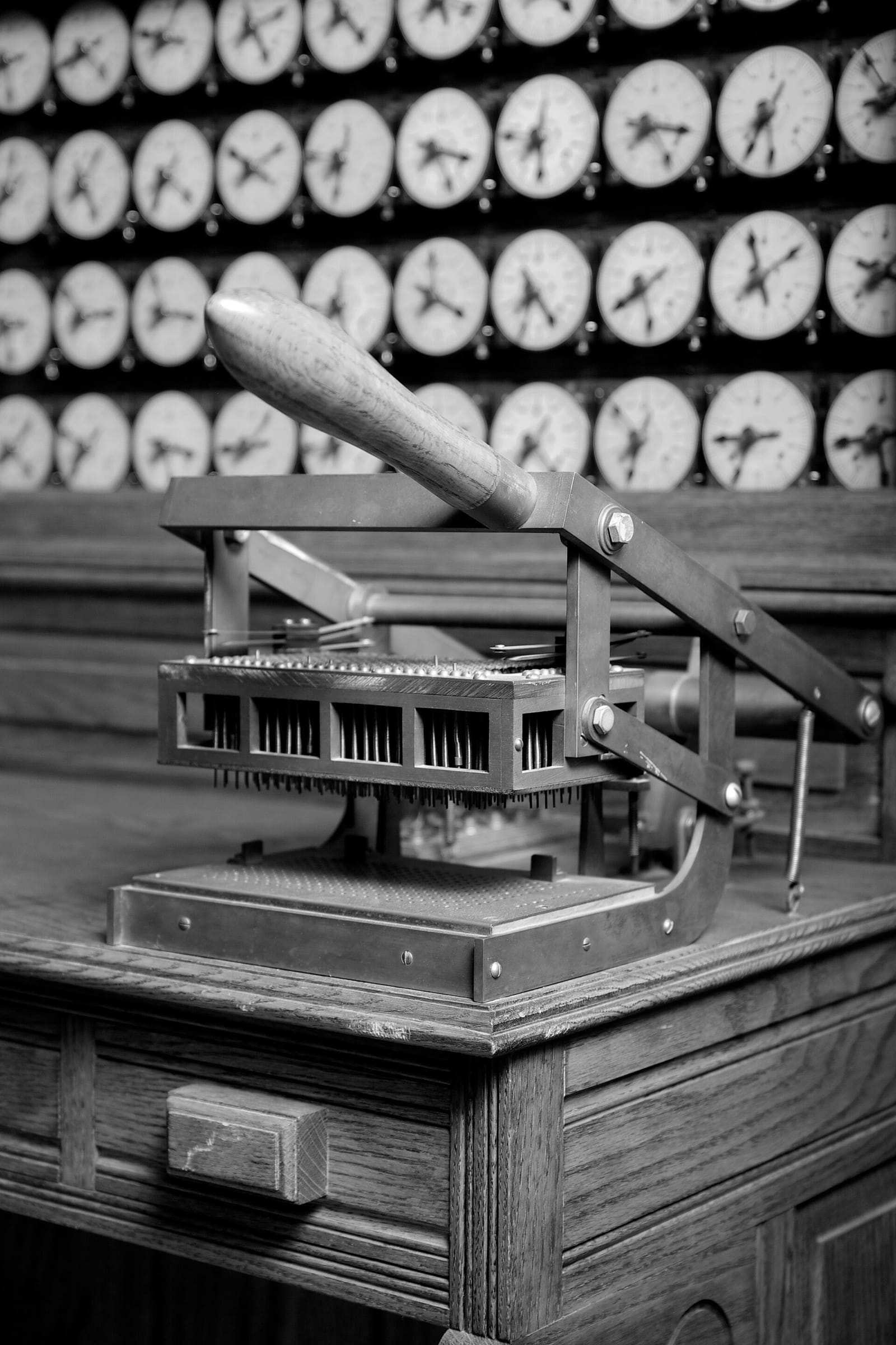 Gros plan sur le lecteur de cartes d’une tabulatrice Hollerith