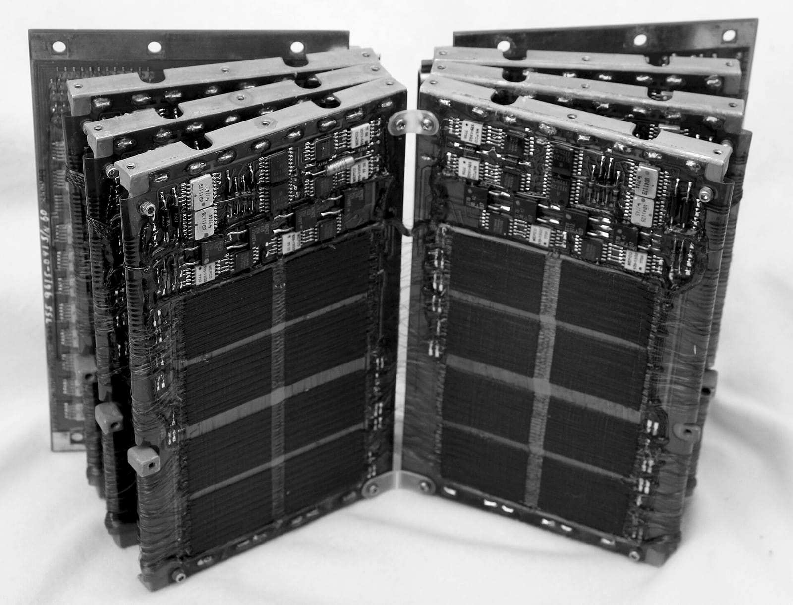 Carte de mémoire à tores de ferrite, une grille de fils tissés